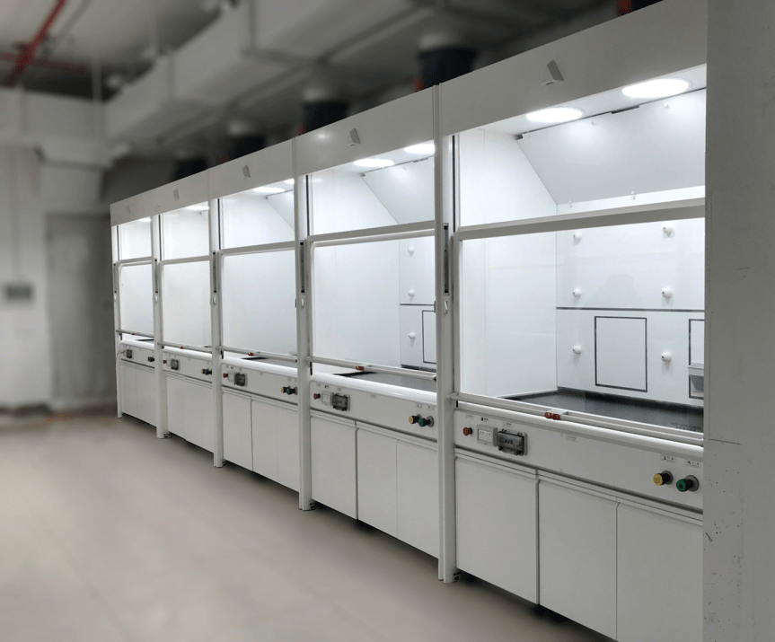 En el texto aparecen cuatro vitrinas de gases de laboratorio