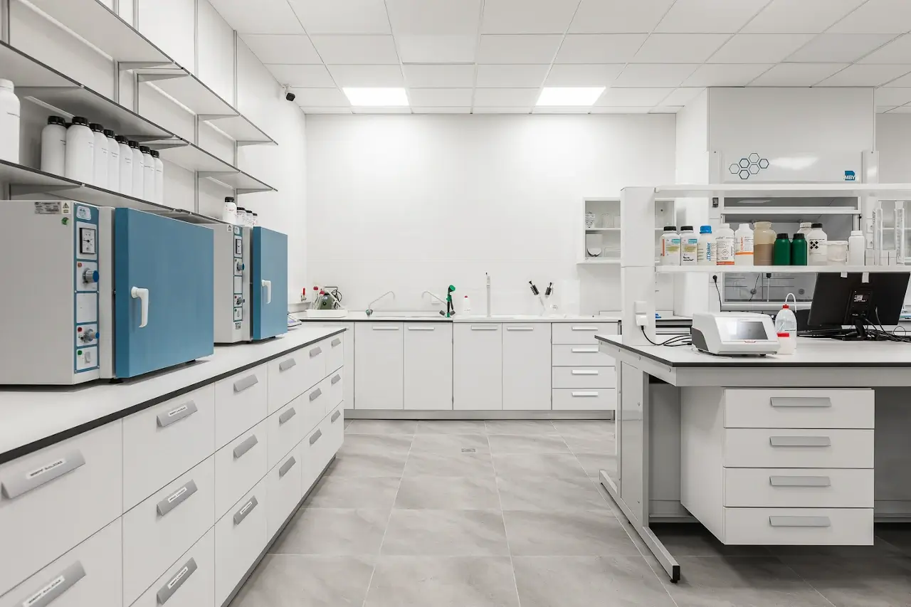 Proyecto mobiliario de laboratorio
