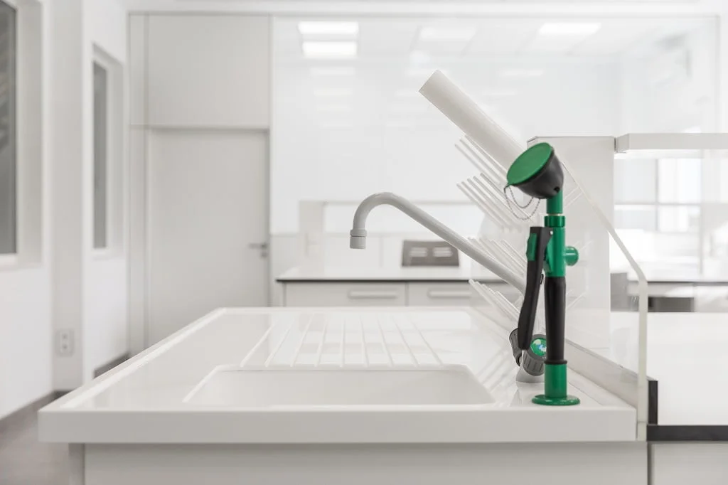 Duchas de emergencia y lavaojos: seguridad para laboratorios